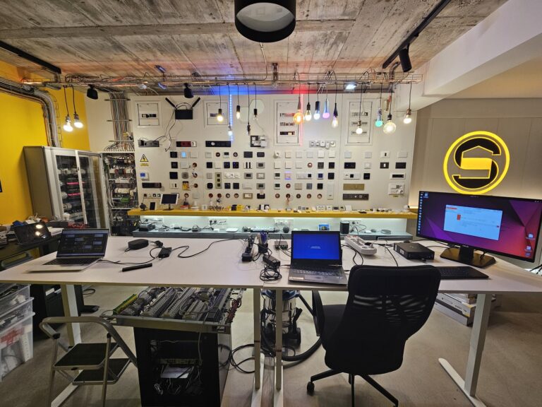 Laboratorul și showroom-ul Asociației Smart Home cu panouri de testare, rack-uri și stații de configurare